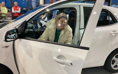 Remise des clés de la voiture auprès des gagnants du premier prix de notre super loto